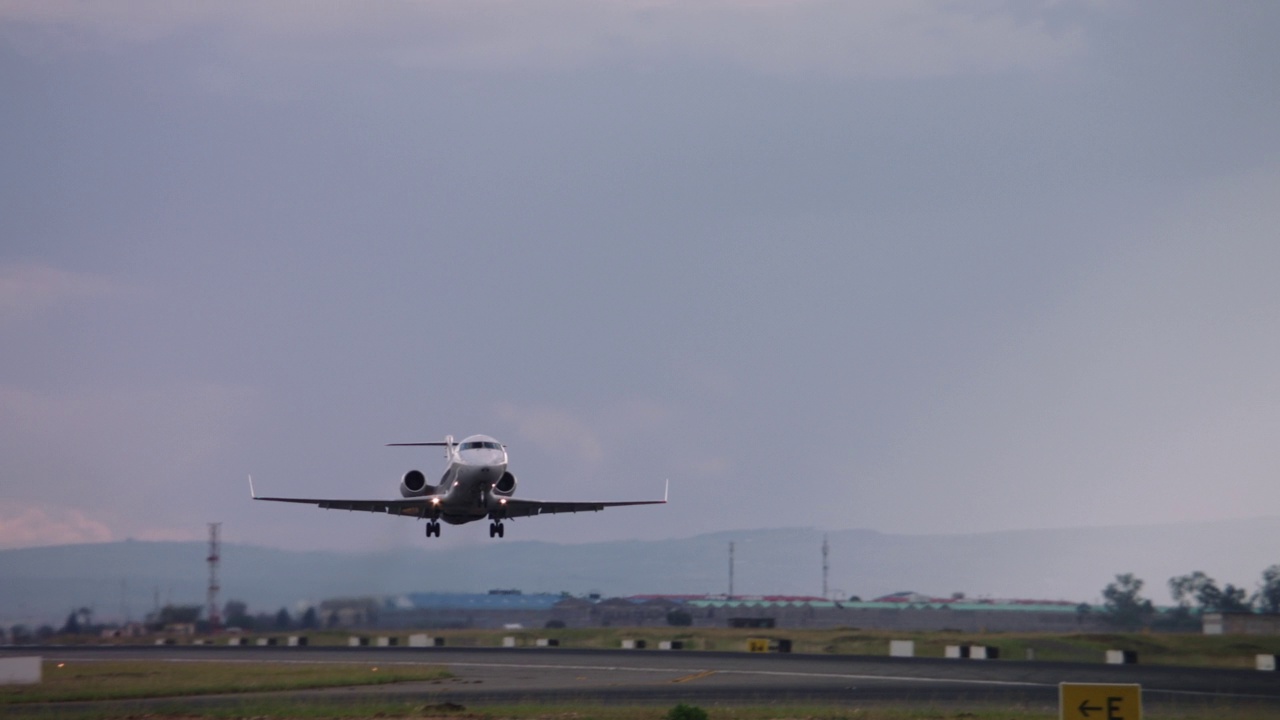 Jetlink Air Bombardier CRJ-100ER在NBO (HKJK) /肯尼亚内罗毕起飞视频素材