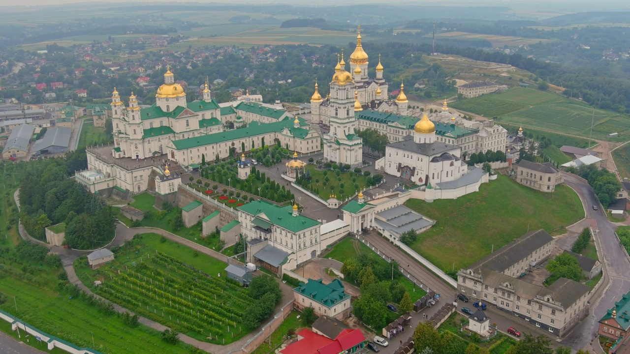 乌克兰。鸟瞰最大的东正教堂建筑群——波查伊夫·拉夫拉寺(Dormition Pochayiv Lavra)视频素材