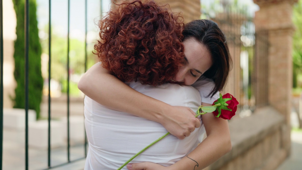 两个女人母女在街上惊喜地跟玫瑰在一起视频素材