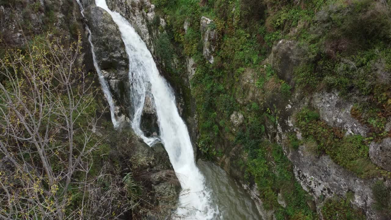 鸟瞰，山涧间有河流，春天有瀑布。视频素材