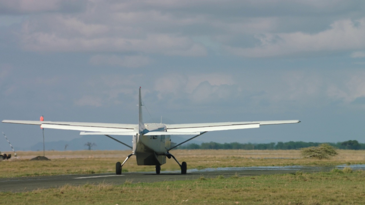 MS PAN TS Airworks塞斯纳208B大房车在肯尼亚ASV (HKAM) / Amboseli国家公园滑行视频素材