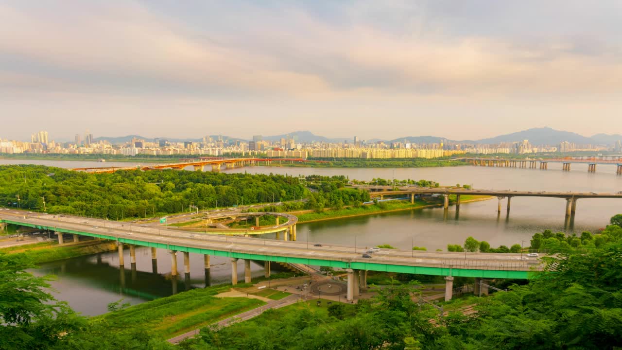 △汉江—首尔城东区/江南区中浪川、永比桥、杜摩桥、江边高速公路、东部高速公路等附近的日落和首尔森林视频素材