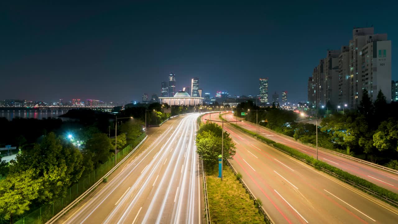 汉江-奥运高速公路和韩国国会附近的夜景在汝矣岛/永登浦区，首尔，韩国视频素材