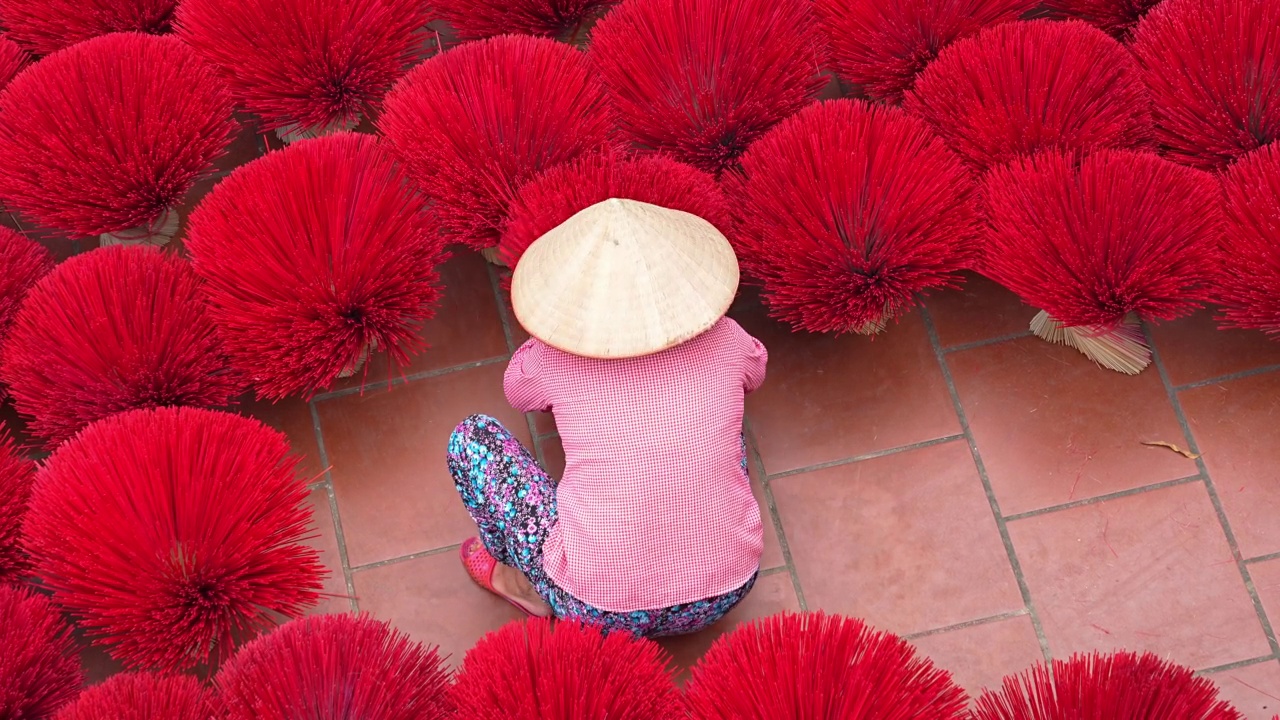在越南北部的河内省，一名越南妇女在老传统房子的地板上摆香，传统艺术和文化视频素材