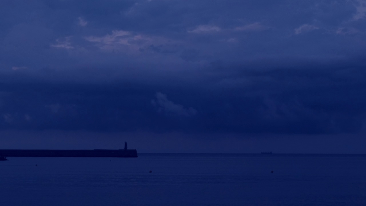 夜晚海面上有紫色的云视频素材