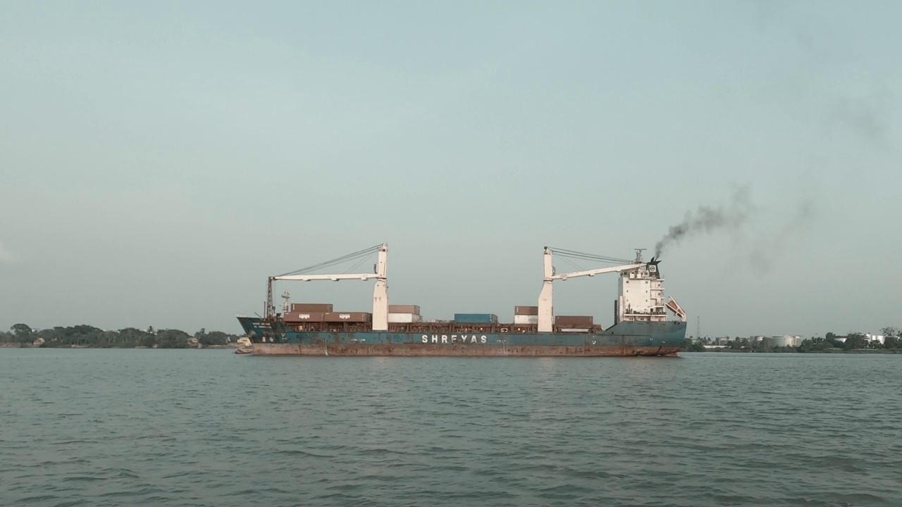 一艘大型集装箱货船在恒河上行驶。Bauria Ferry Ghat，加尔各答，西孟加拉邦印度，南亚太平洋视频下载