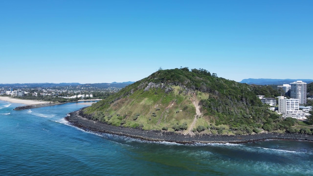 标志性的伯利岬和塔勒布吉拉河口，远处是黄金海岸腹地。无人机的观点视频素材