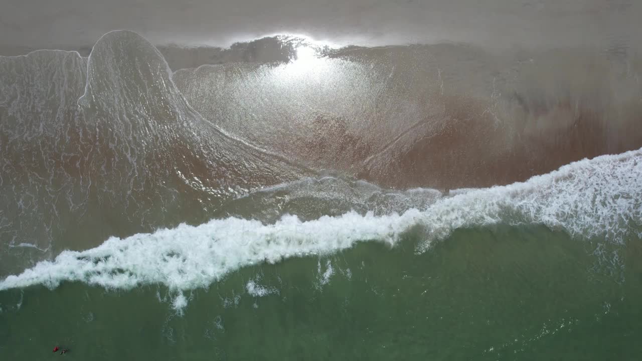 维拉诺海滩-无人机拍摄的海浪在海滩上翻滚视频素材