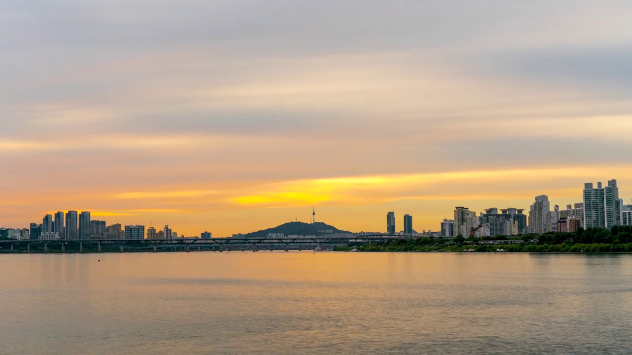 汉江-日落和夜景，清潭大桥和首尔N塔在光津区/江南区，韩国首尔视频素材