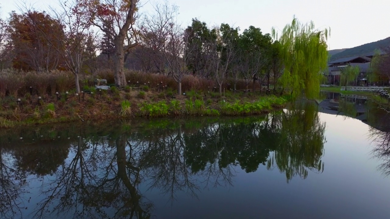 中国风格的拱桥上的湖在夕阳视频素材