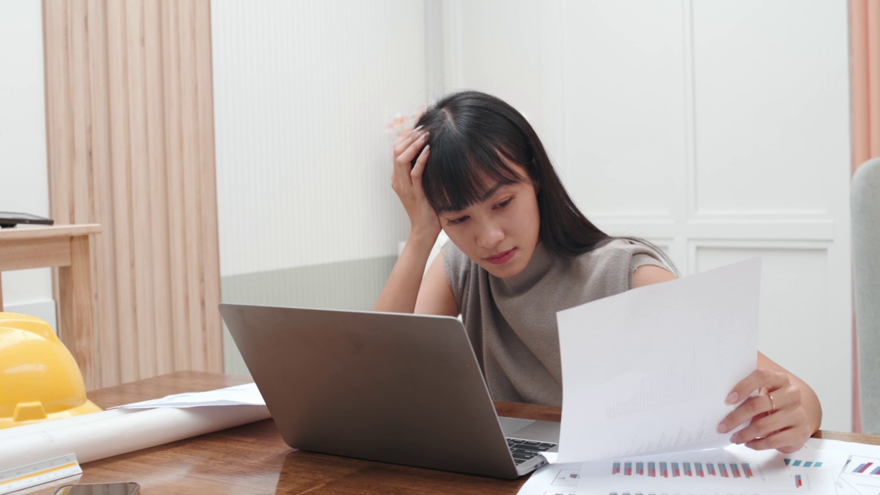 在笔记本电脑上记录数据的职业女性压力很大。视频素材