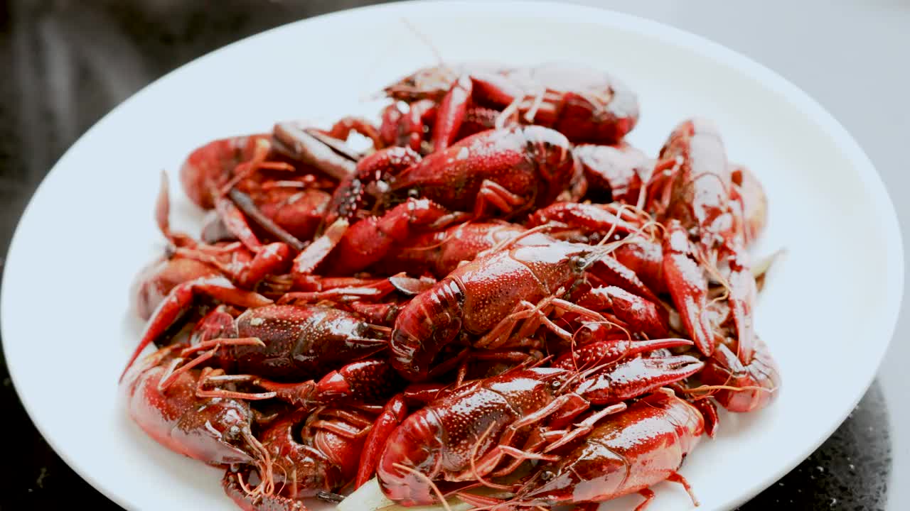 小龙虾。红煮小龙虾在餐桌上的乡村风格，龙虾特写。视频素材