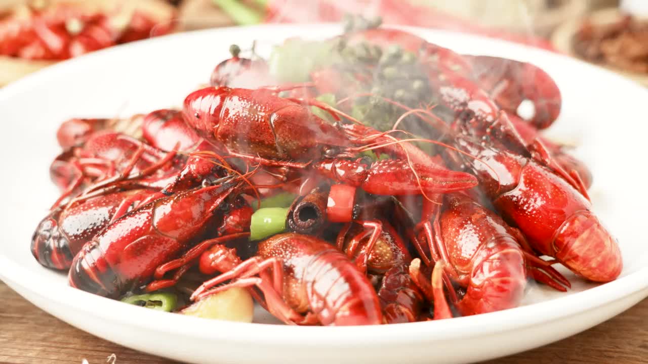 小龙虾。红煮小龙虾在餐桌上的乡村风格，龙虾特写。视频素材