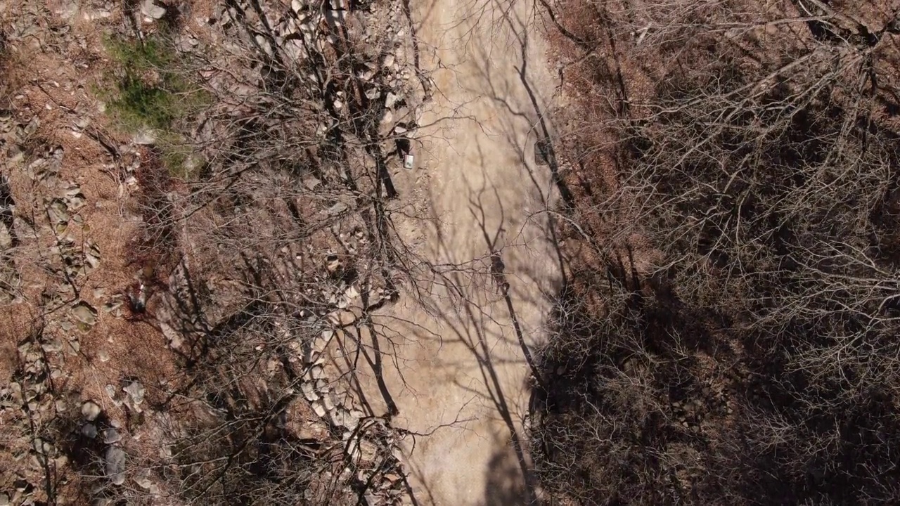 在雪岳山徒步旅行的人们视频素材