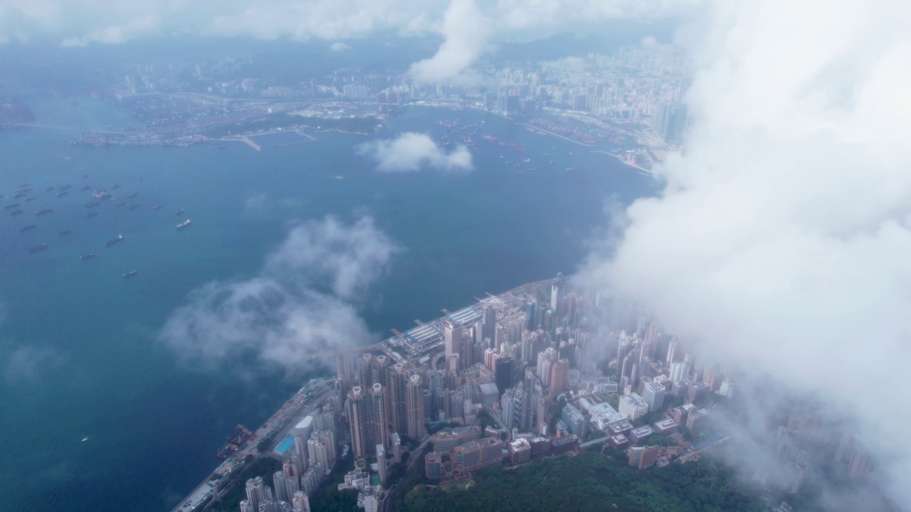 香港维多利亚港以西的鸟瞰图，阴天。视频素材