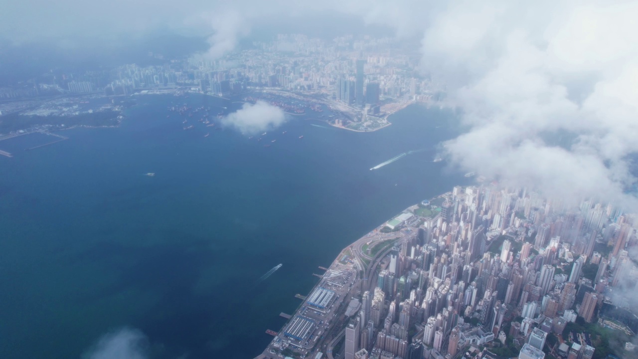 香港维多利亚港以西的鸟瞰图，阴天。视频素材