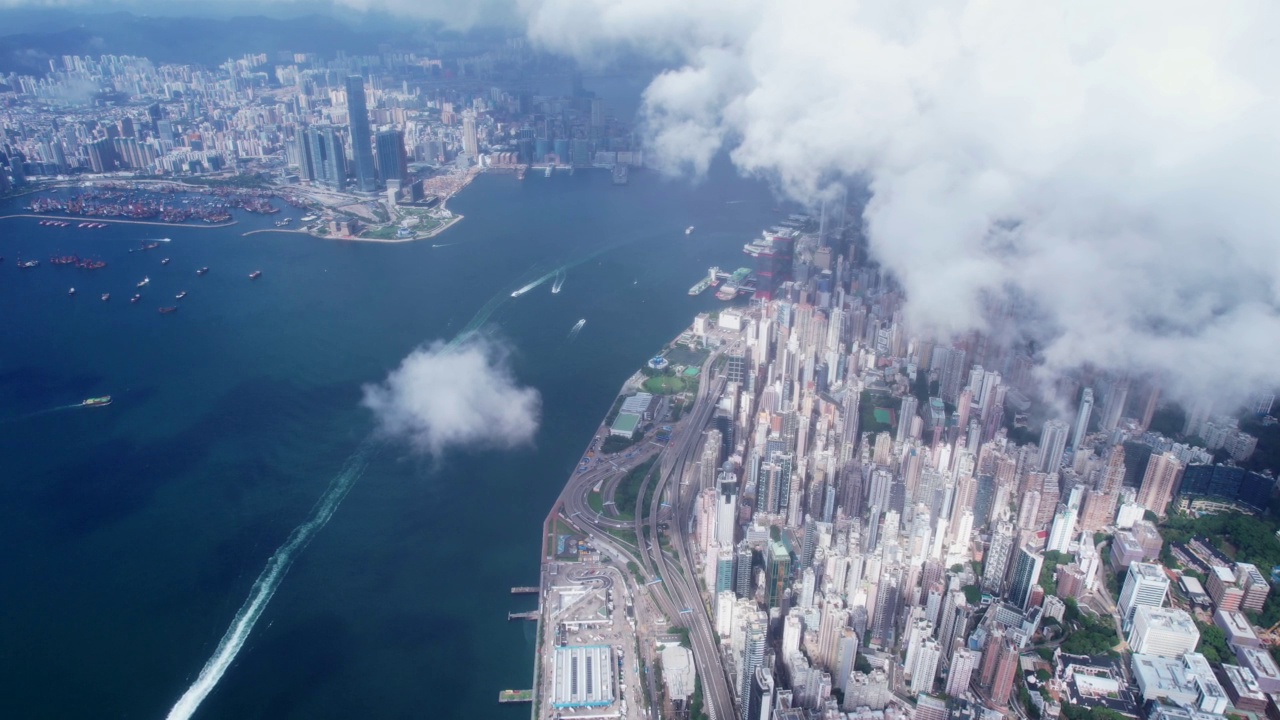 香港维多利亚港以西的鸟瞰图，阴天。视频素材