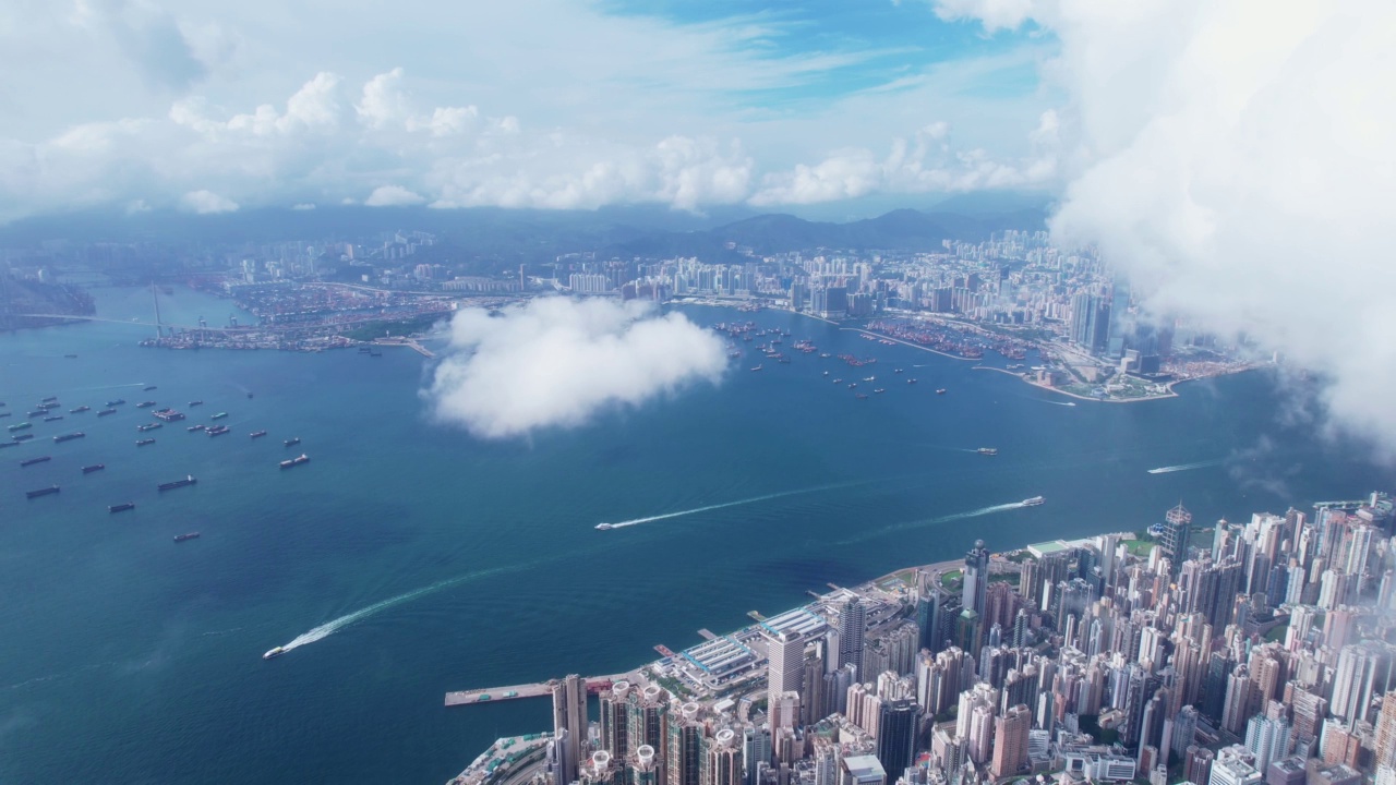 香港维多利亚港以西的鸟瞰图，阴天。视频素材