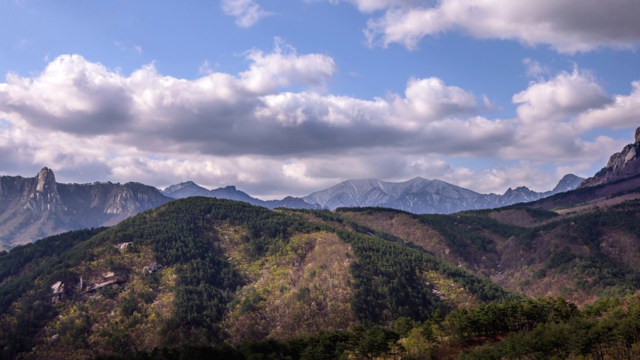 云正在雪岳山山脊/江原道，韩国视频素材