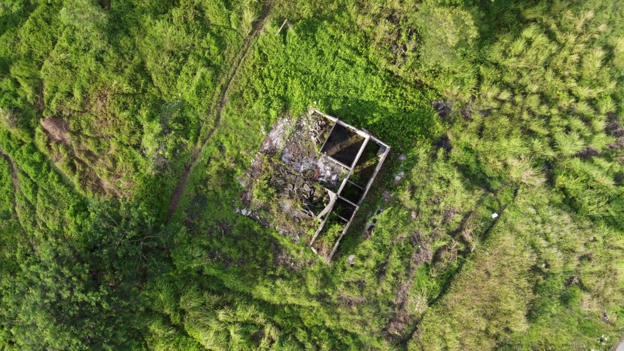 空中旋转和上升俯瞰废弃的建筑视频素材