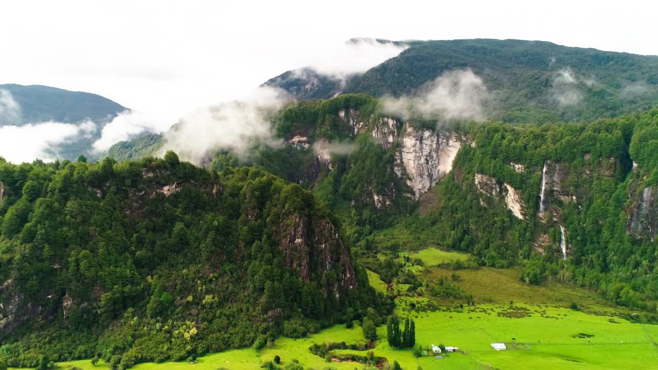 自然山脉的空中风景拍摄，无人机在绿色景观中的河流向后飞行-查卡布科港，智利视频素材