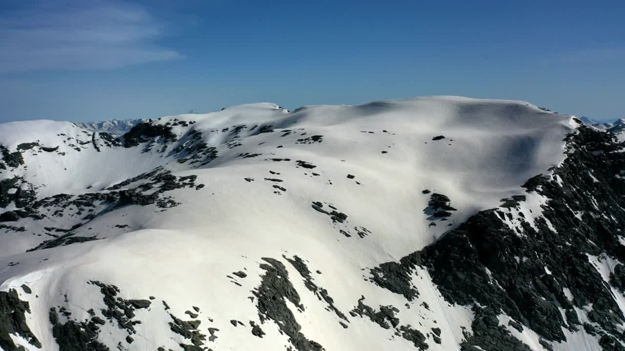 空中平移拍摄的雪山覆盖在晴朗的一天-瓦尔塞尼，法国视频素材