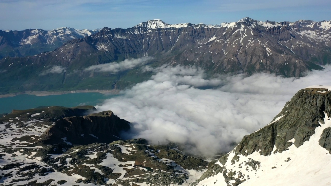 空中平移云中湖的风景，无人机飞越雪山-瓦尔塞尼，法国视频素材