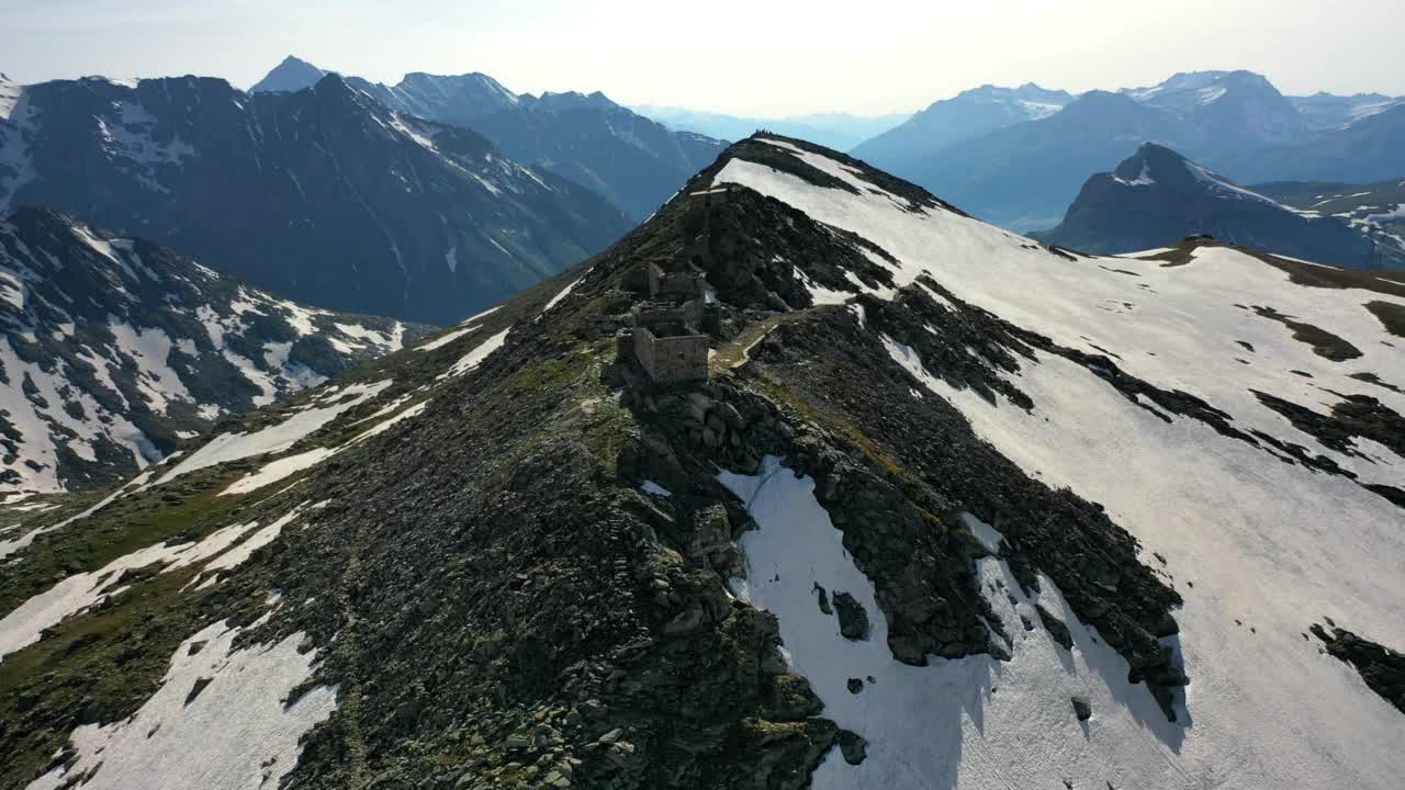 空中倾斜拍摄著名的马拉莫特堡雪山-瓦尔塞尼，法国视频素材