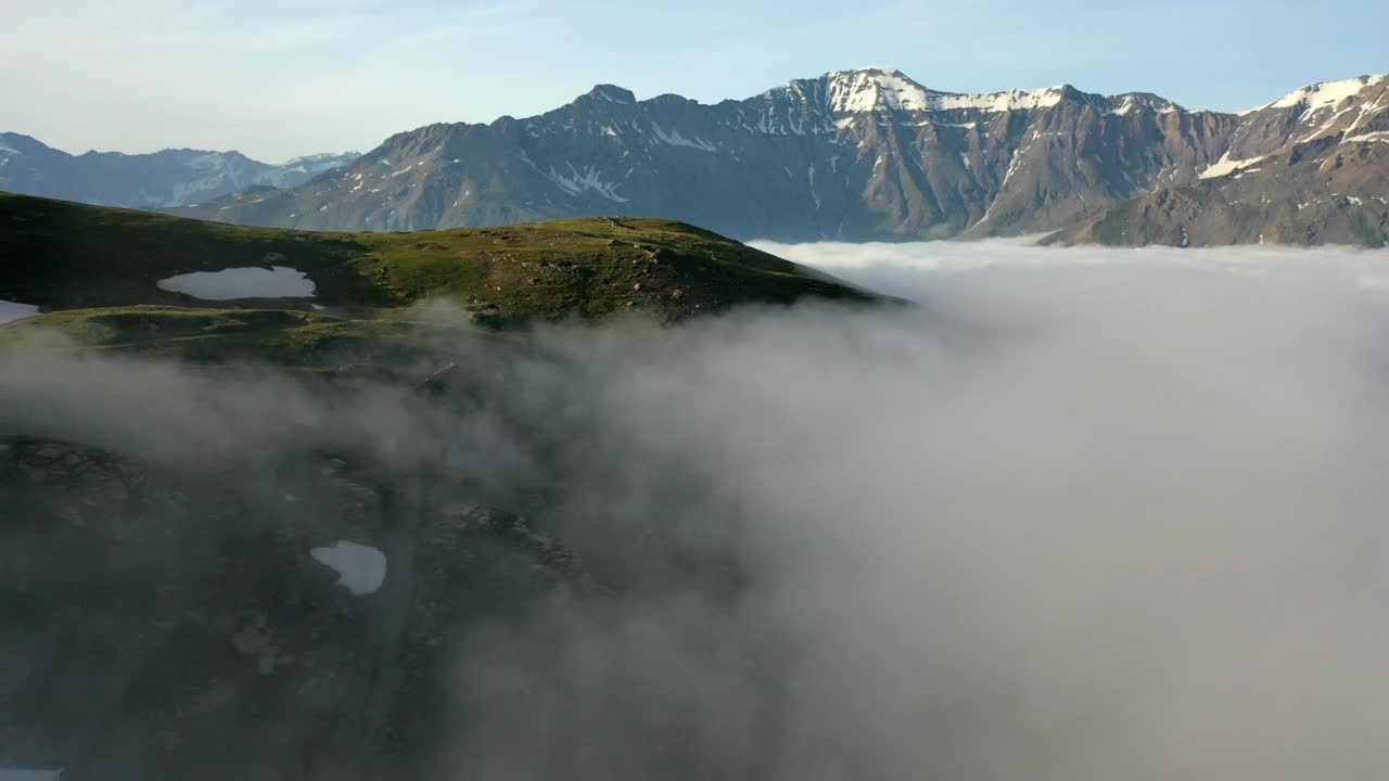 山间云雾的空中风景，冬季无人机向前飞行-瓦尔塞尼，法国视频素材