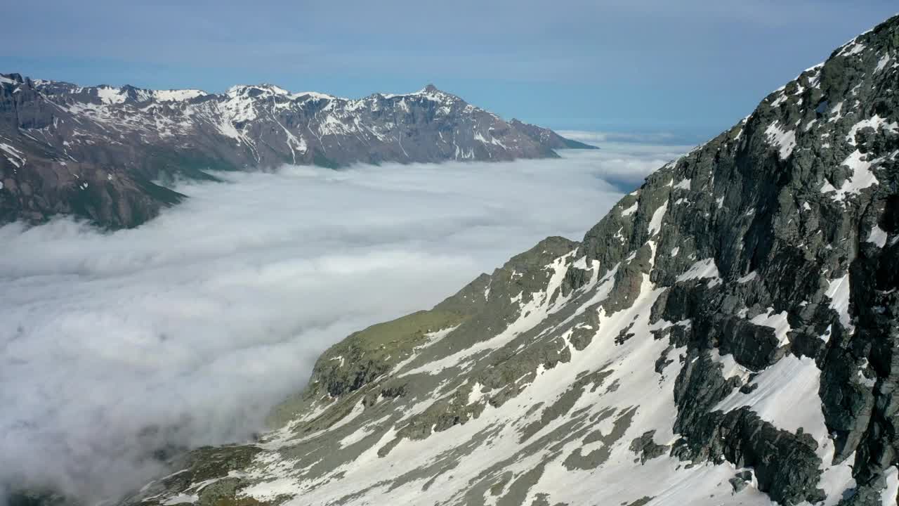 在晴朗的日子里，在戏剧性的云层中被雪覆盖的岩层的航拍-瓦尔塞尼，法国视频素材