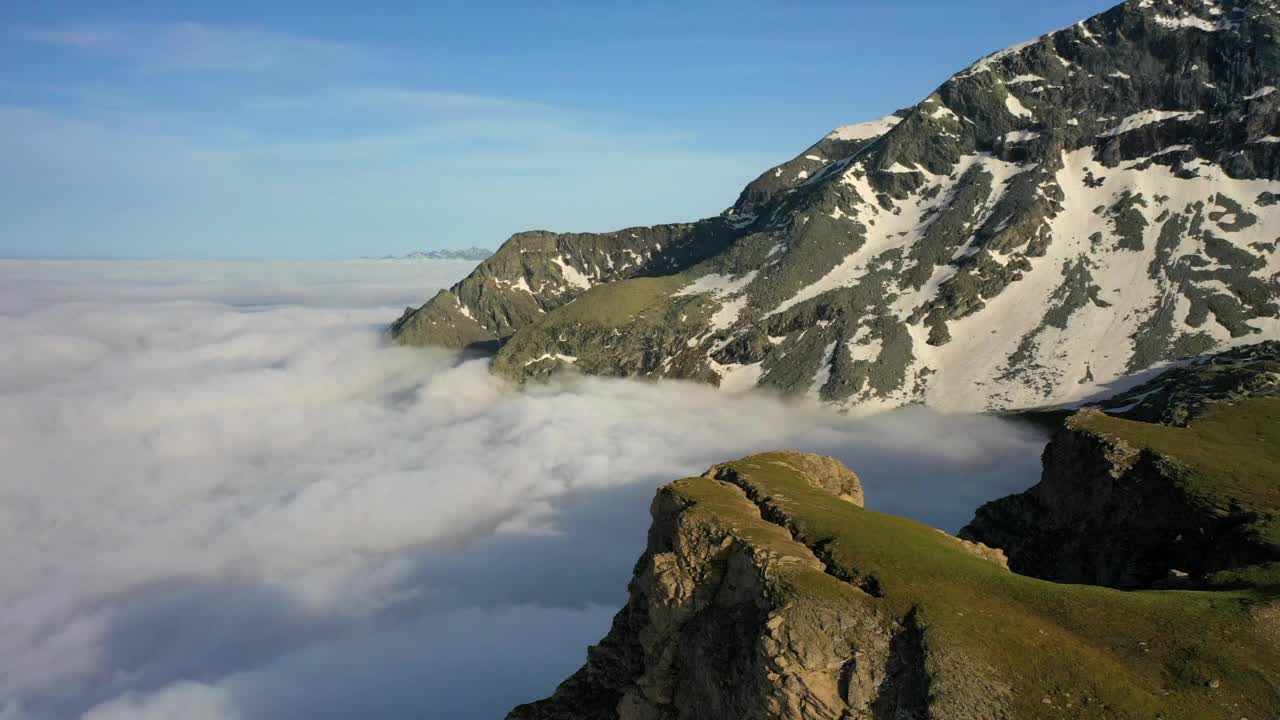 空中平移拍摄的宁静的云被雪覆盖的山脉-瓦尔塞尼，法国视频素材