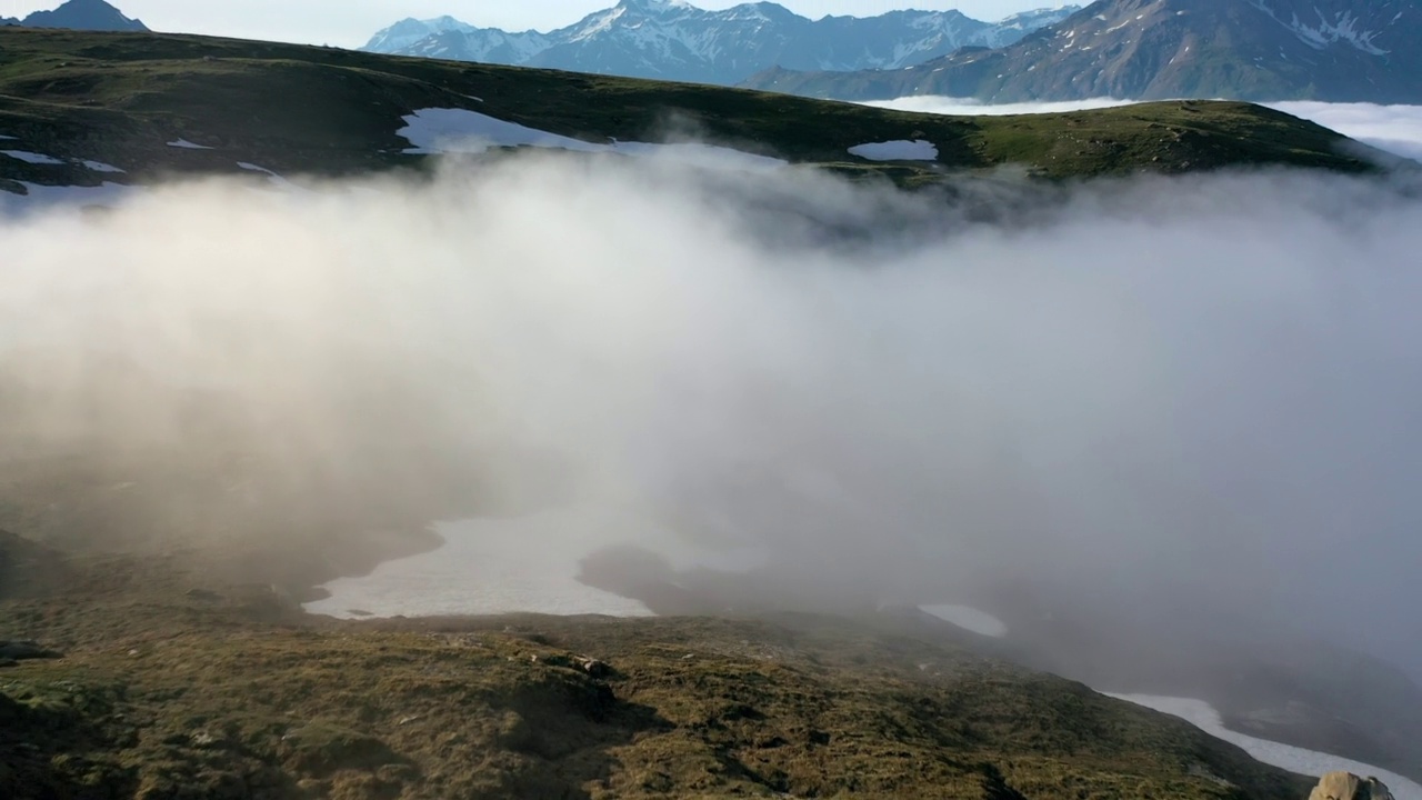 空中风景拍摄雪山对天空，无人机飞越云层-瓦尔塞尼，法国视频素材