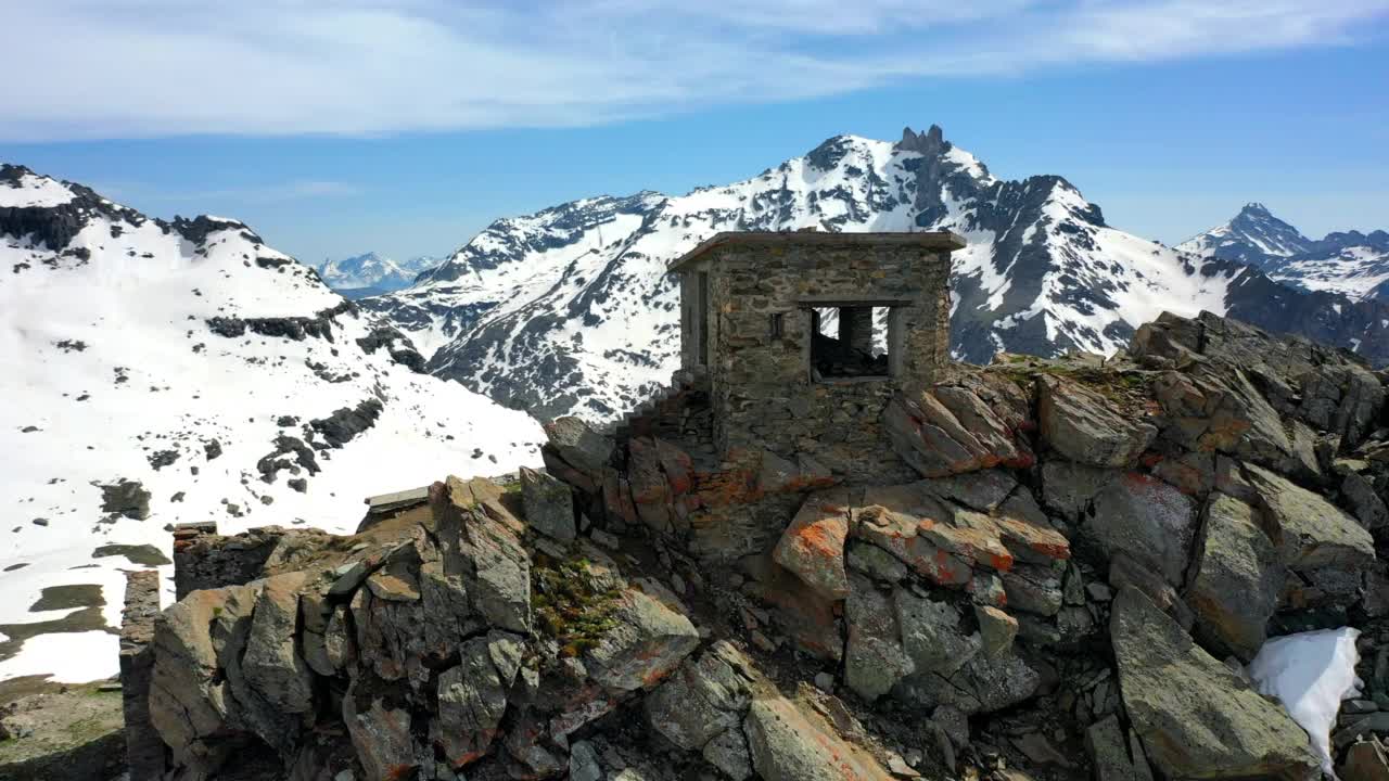 空中平移拍摄的旧废墟雪山山顶-瓦尔塞尼，法国视频素材