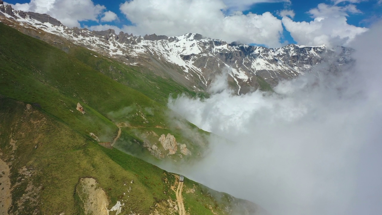 空中风景拍摄的雪岩编队，无人机飞行向前车辆移动的道路-瓦尔塞尼，法国视频素材