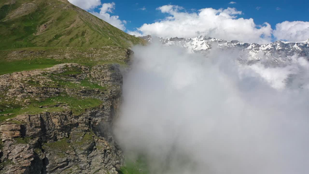 雪山的空中美景，无人机向前飞行在戏剧性的云-瓦尔塞尼，法国视频素材