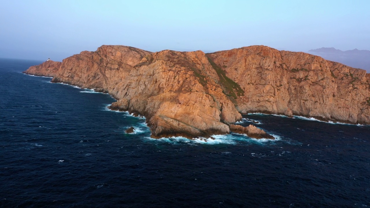 空中前进风景拍摄的自然岛屿在海洋-卡尔维，法国视频素材