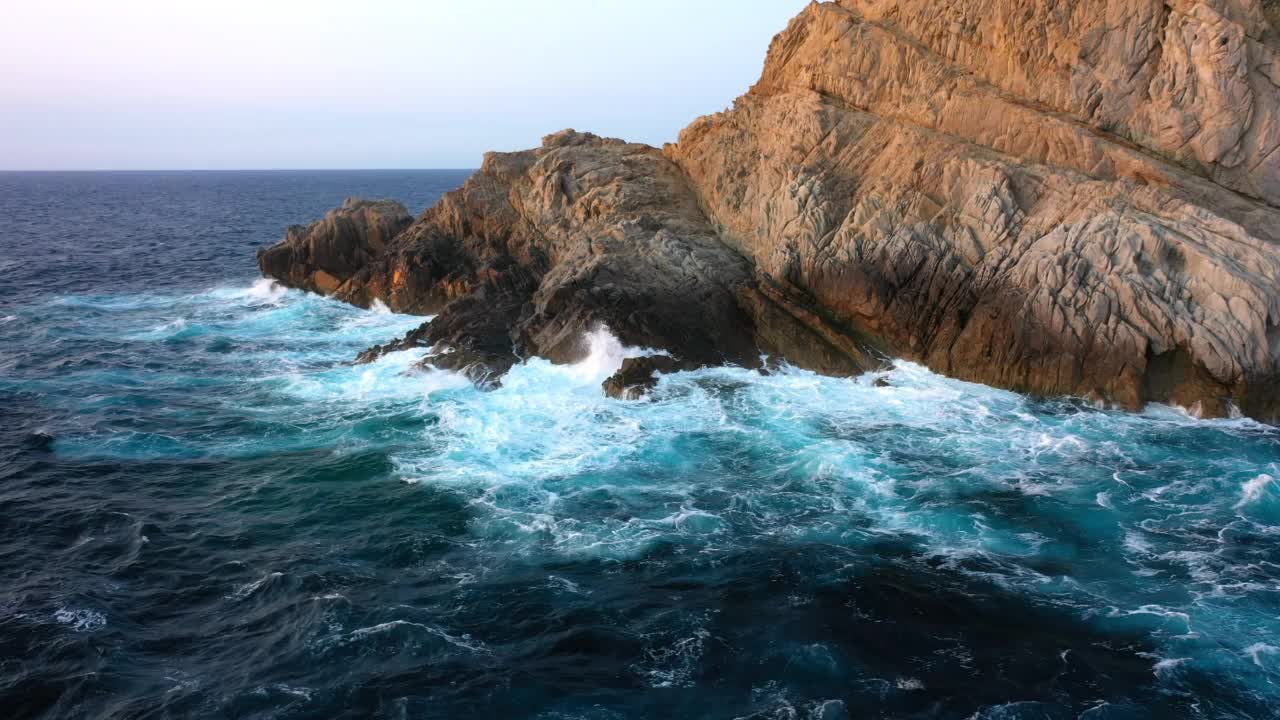 海浪在岛上飞溅的摇拍-卡尔维，法国视频素材