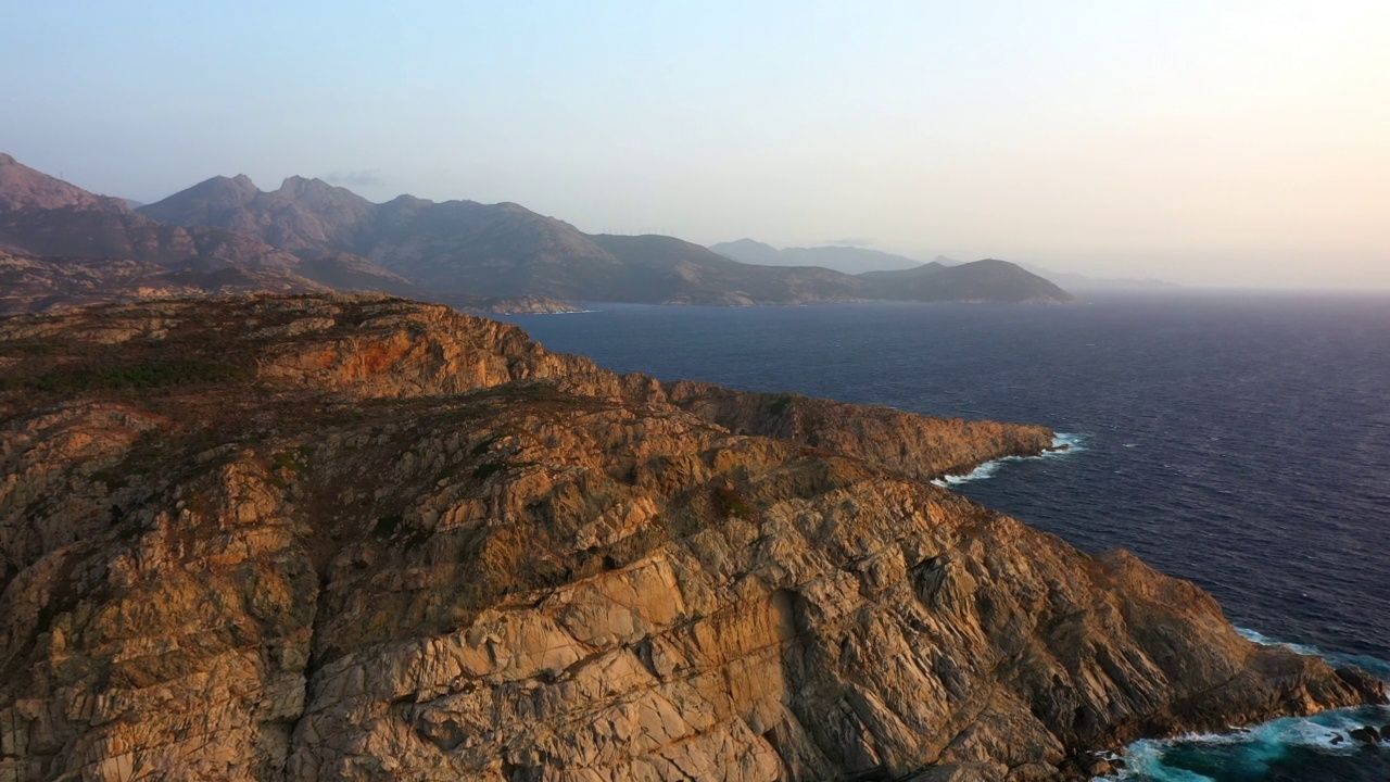 空中向前拍摄的海浪溅在岛上-卡尔维，法国视频素材