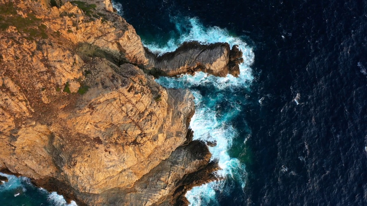 高空摇拍自然山在波浪海-卡尔维，法国视频素材