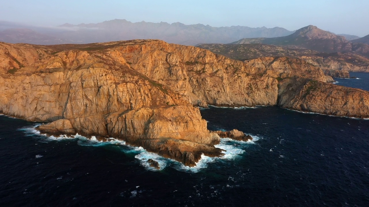 空中平移风景拍摄棕色的山脉，无人机飞越波浪海-卡尔维，法国视频素材