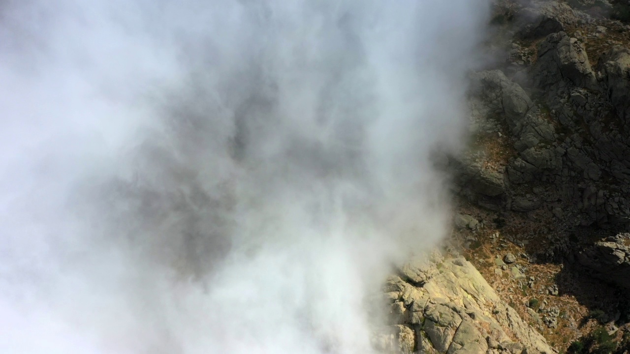 空中平移拍摄的戏剧性的云移动的岩层- Aiguilles de Bavella，法国视频素材