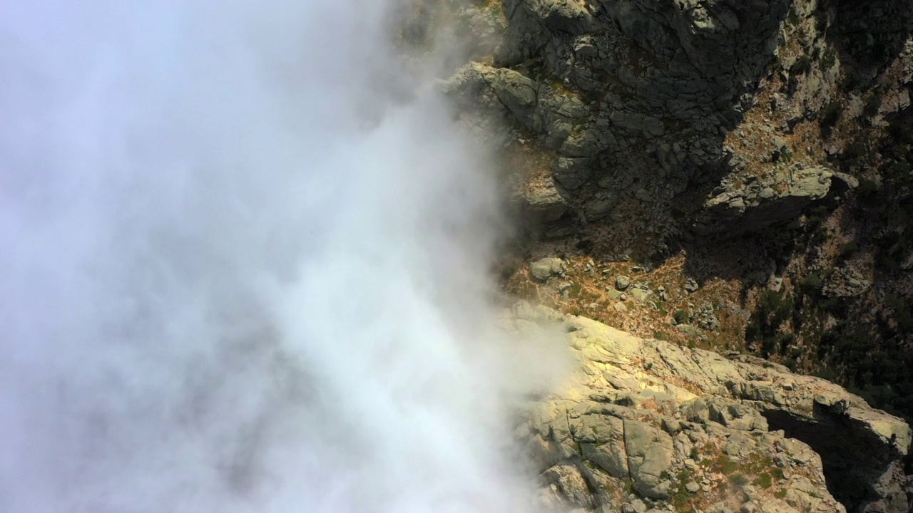 高空向上拍摄的山脉上戏剧性的云- Aiguilles de Bavella，法国视频素材