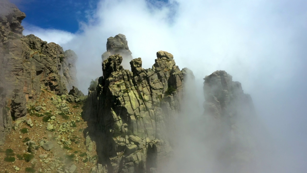 高空拍摄的山脉上戏剧性的云- Aiguilles de Bavella，法国视频素材