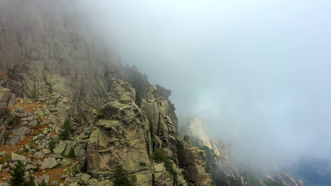 宁静的岩层的航拍，无人机在云中向前飞行- Aiguilles de Bavella，法国视频素材