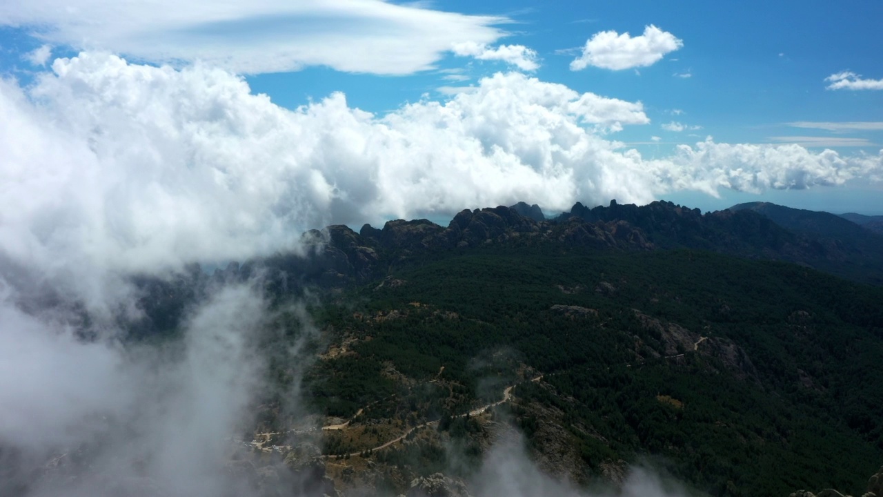 宁静的山脉的空中风景拍摄，无人机在云中向前飞行- Aiguilles de Bavella，法国视频素材