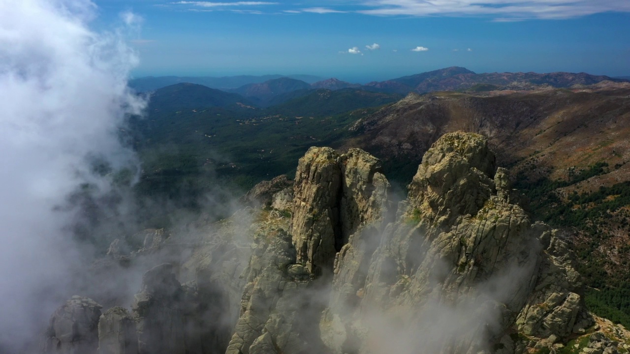 空中平移拍摄的云移动山脉- Aiguilles de Bavella，法国视频素材