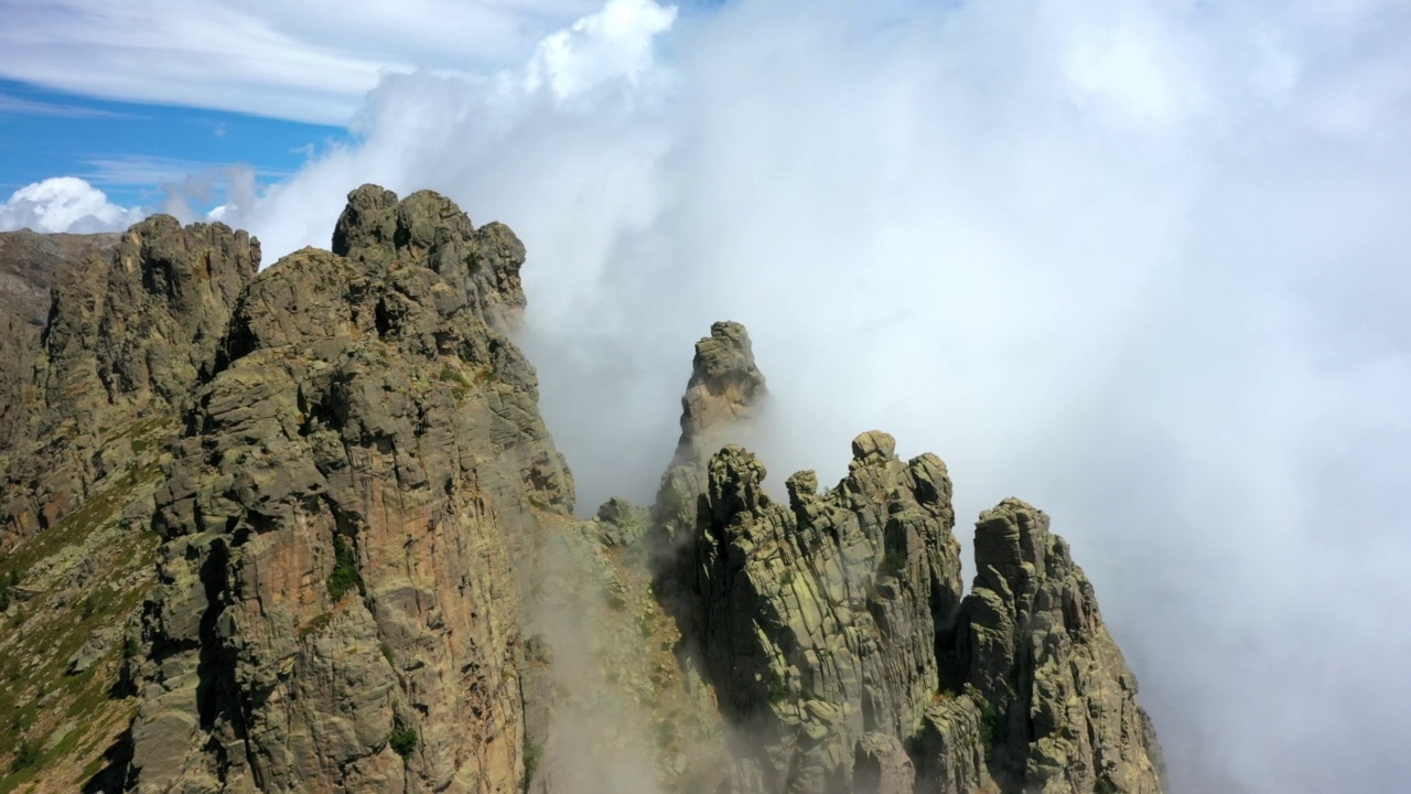 空中风景拍摄的山在多云的天空在晴朗的一天- Aiguilles de Bavella，法国视频素材