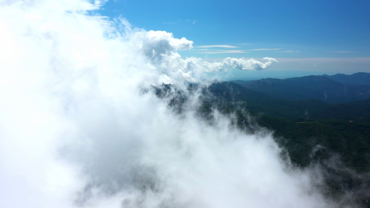 空中美丽的山脉拍摄，无人机在戏剧性的云向前飞行- Aiguilles de Bavella，法国视频素材