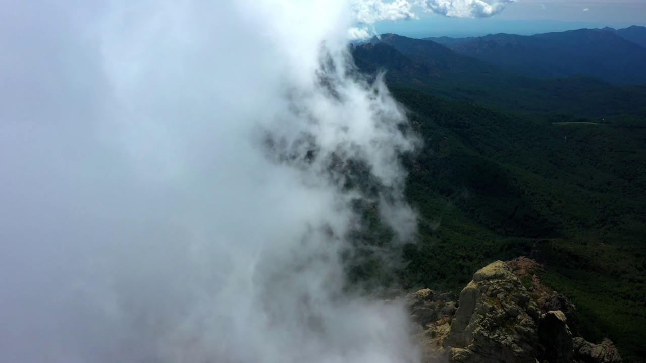 空中向前拍摄的戏剧性的云移动的山脉- Aiguilles de Bavella，法国视频素材