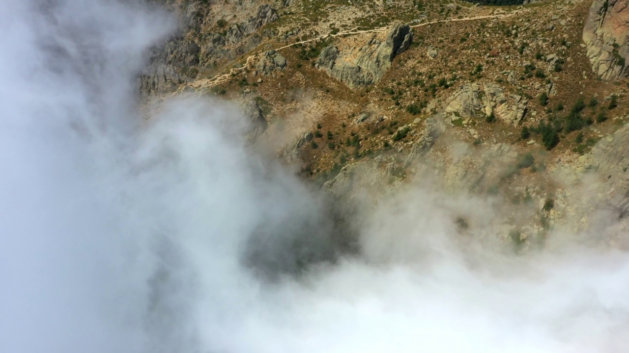 从空中向下拍摄的山脉上戏剧性的云层- Aiguilles de Bavella，法国视频素材